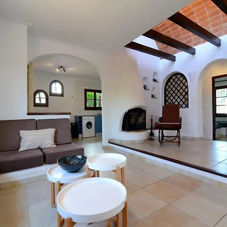 House In Lestartit Near & Pool 度假居 *
